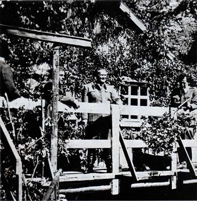 Josip Broz Tito iz kolibe posmatra operaciju